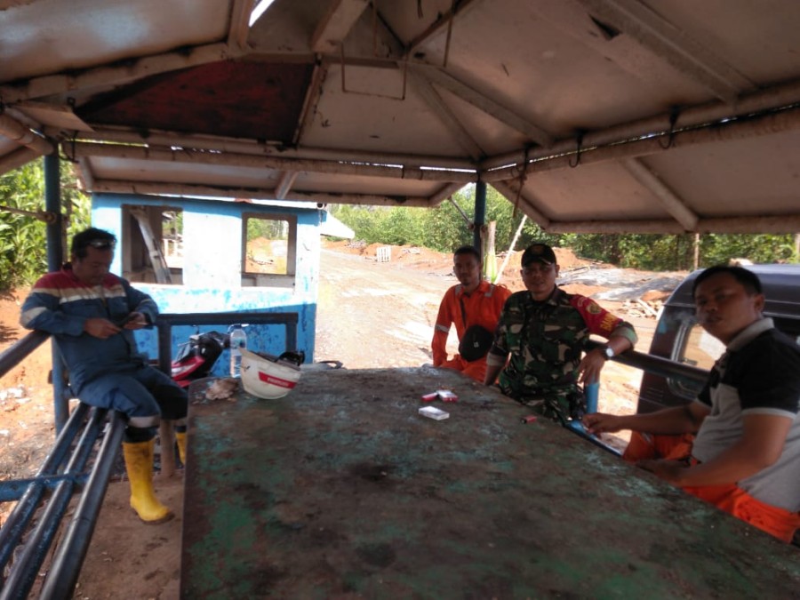 Tingkat kan keakraban dengan warga Sertu Wahyu Nugroho sambangi wilayah desa binaan