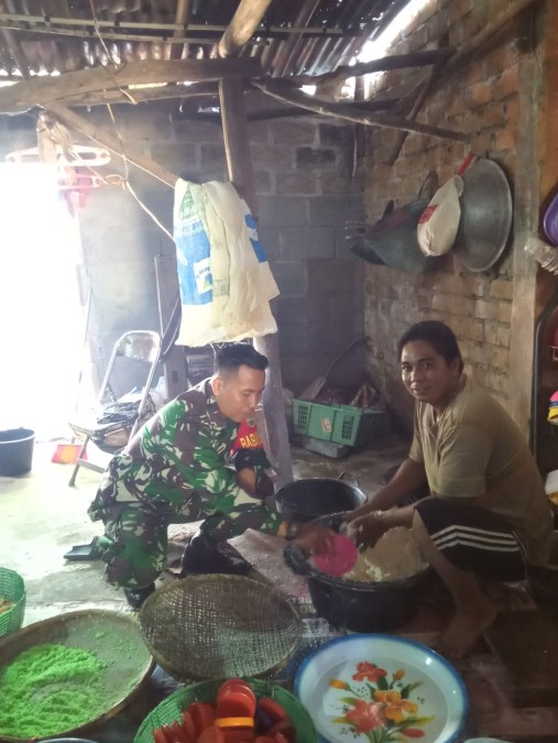 Jalani Silaturahmi Babinsa Koramil 406-06/Tugumulyo Melaksanakan Komsos Bersama Warga Desa Diwilayah Binaan.