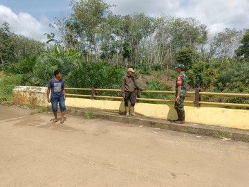 Langkah Antisipasi Banjir, Babinsa Koramil 406-07/Jayaloka Serda Yuda Ade Hermawan Cek Debit Air Sungai temelat