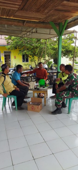 Tingkatkan Sinergitas Serma Taufik Melaksanakan Komsos Dengan Perangkat Desa di Wilayah Binaan.