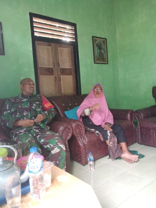 Babinsa Koramil 406-07/Jayaloka Melaksanakan Komsos di Rumah Warga Desa Binaan