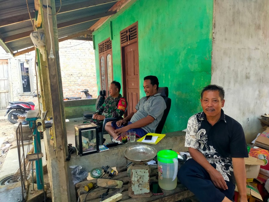 Jalani Silaturahmi Babinsa Koramil 406-06/Tugumulyo Melaksanakan Komsos Bersama Warga Desa Diwilayah Binaan.