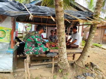 Babinsa Koramil 406-01/Rawas ulu Serda Niki sudoyo komsos bersama warga didesa binaan.