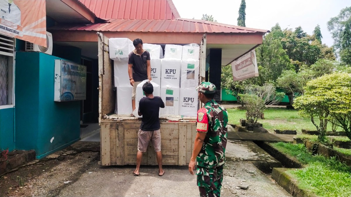 Babinsa Koramil 406-04/Muara Lakitan Monitoring Pendistribusian Kotak Suara dan logistik Pemilu di wilayah binaan.