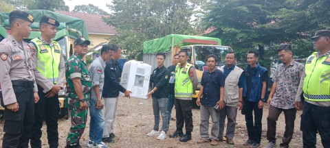 Babinsa bersama bhabinkamtibmas dan Linmas menerima Pendistribusian Kotak Suara pemilu tahun 2024