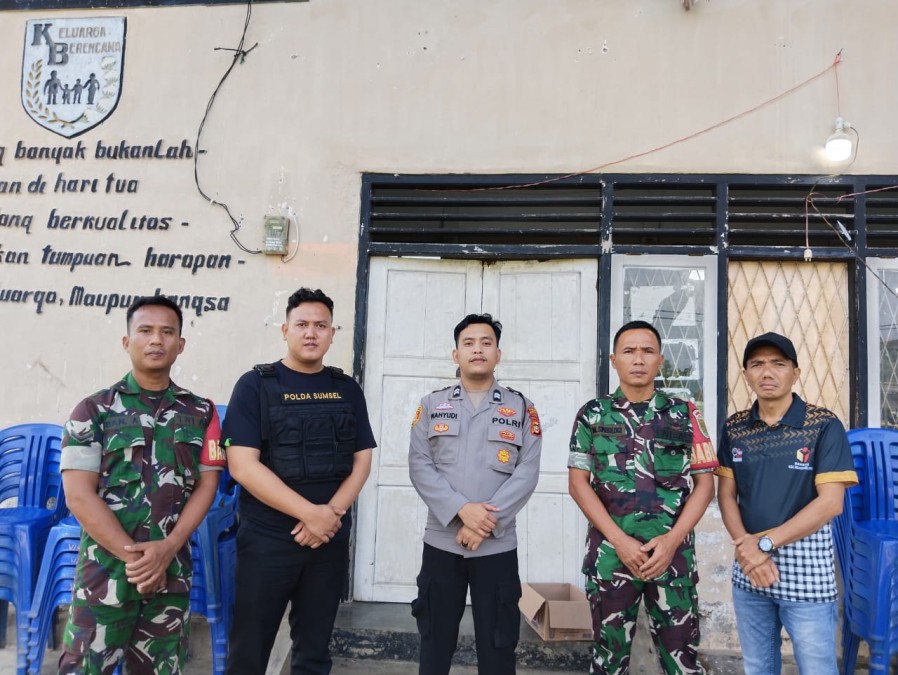 Babinsa Jajaran Kodim 0406/Lubuk Linggau Berkolaborasi Dengan Anggota Polsek Amankan Logistik Pemilu di PPK