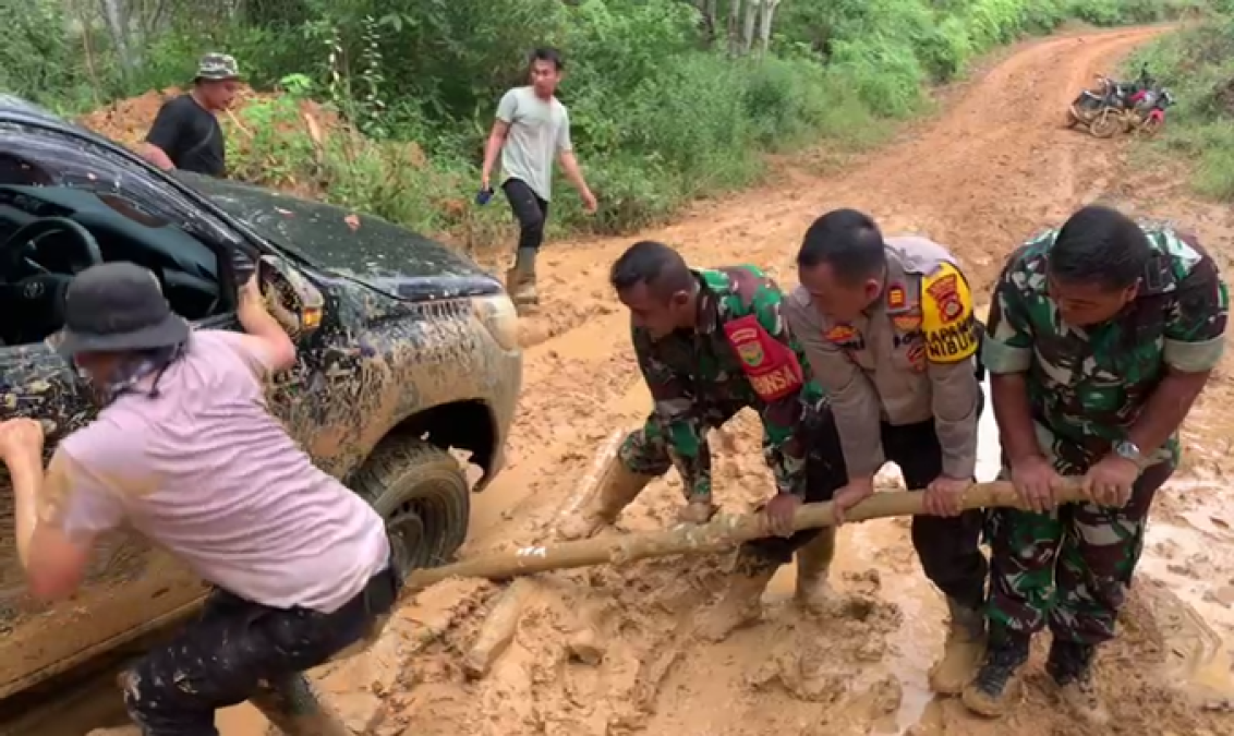 Saat Pengawalan Pendistribusian Logistik Pemilu Danramil 406-11/Nibung Dan Kapolsek Bermain Lumpur