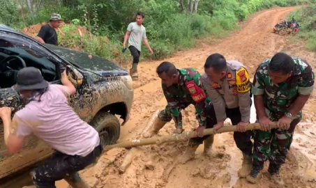 Saat Pengawalan Pendistribusian Logistik Pemilu Danramil 406-11/Nibung Dan Kapolsek Bermain Lumpur