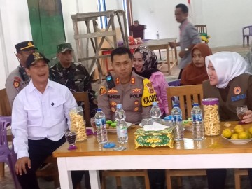 Danramil 406- 06/ Tugumulyo Dampingi Kunjungan Bupati Tinjau Ke TPS.