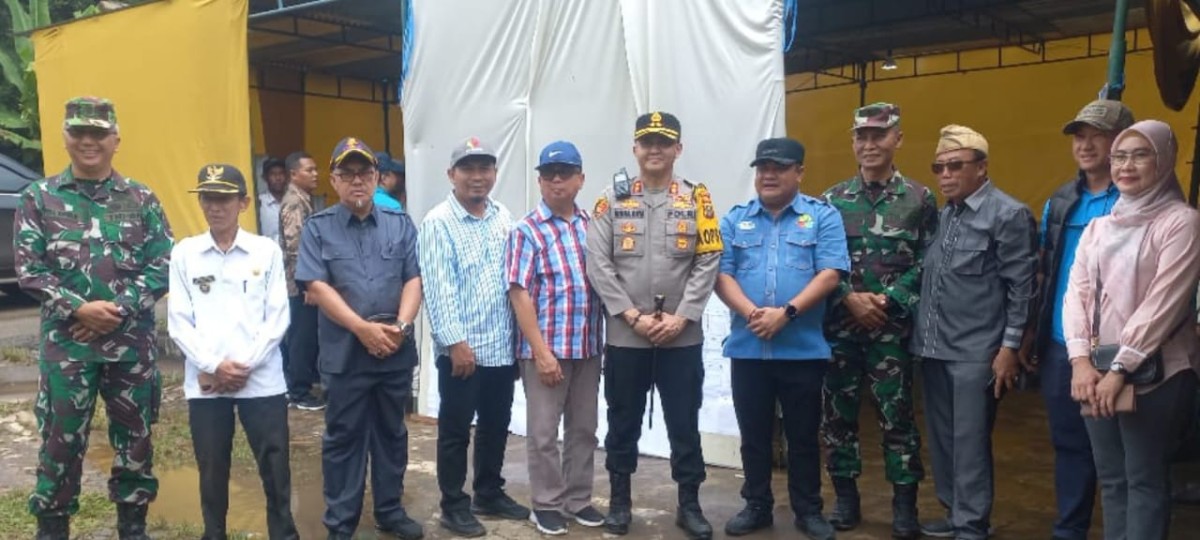 Danramil 406-08/LLG dampingin Kasdim dan PJ walikota meninjau 3 TPS diwilayah binaan.