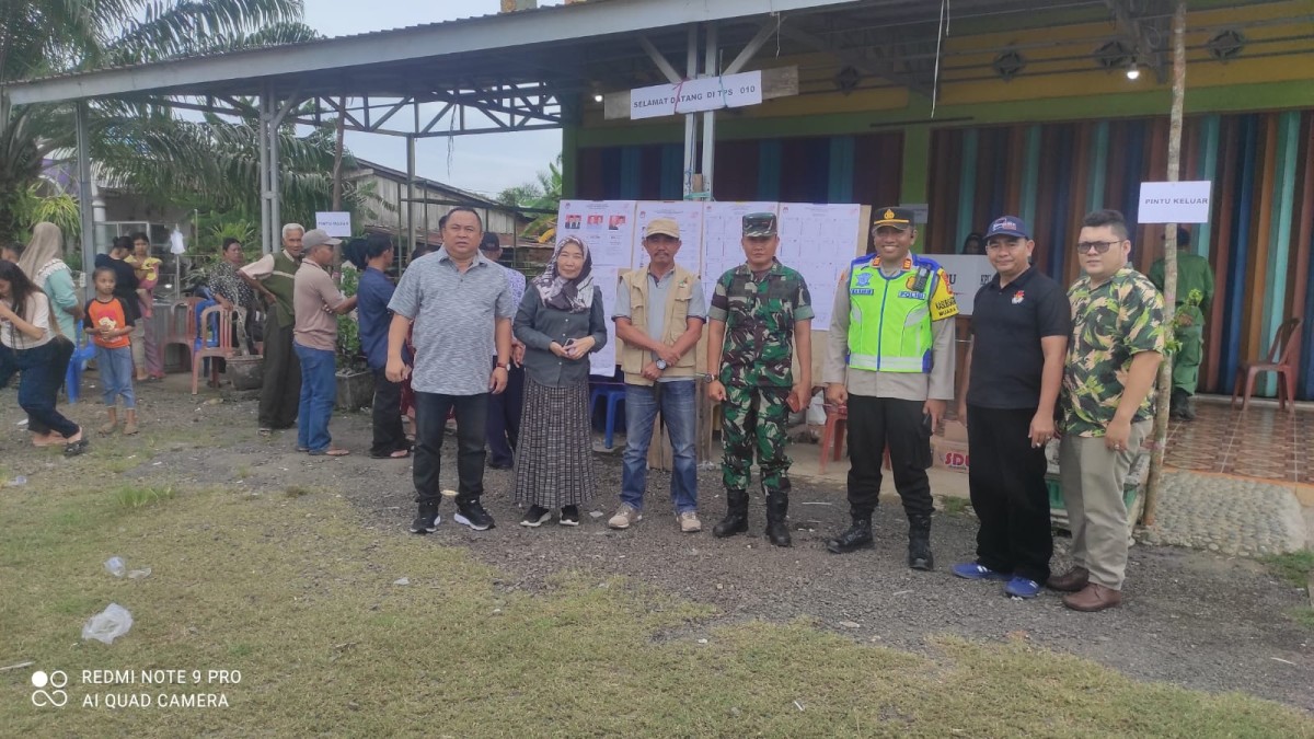 Dan Ramil 406-04/Muara Lakitan beserta Kapolsek Muara Lakitan pastikan proses pemungutan suara berjalan kondusif