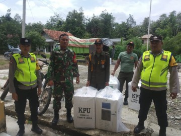 Babinsa Koramil 406-05/Muara Kelingi Bersama Anggota Polsek Dampingi Penerimaan Logistik Pemilu