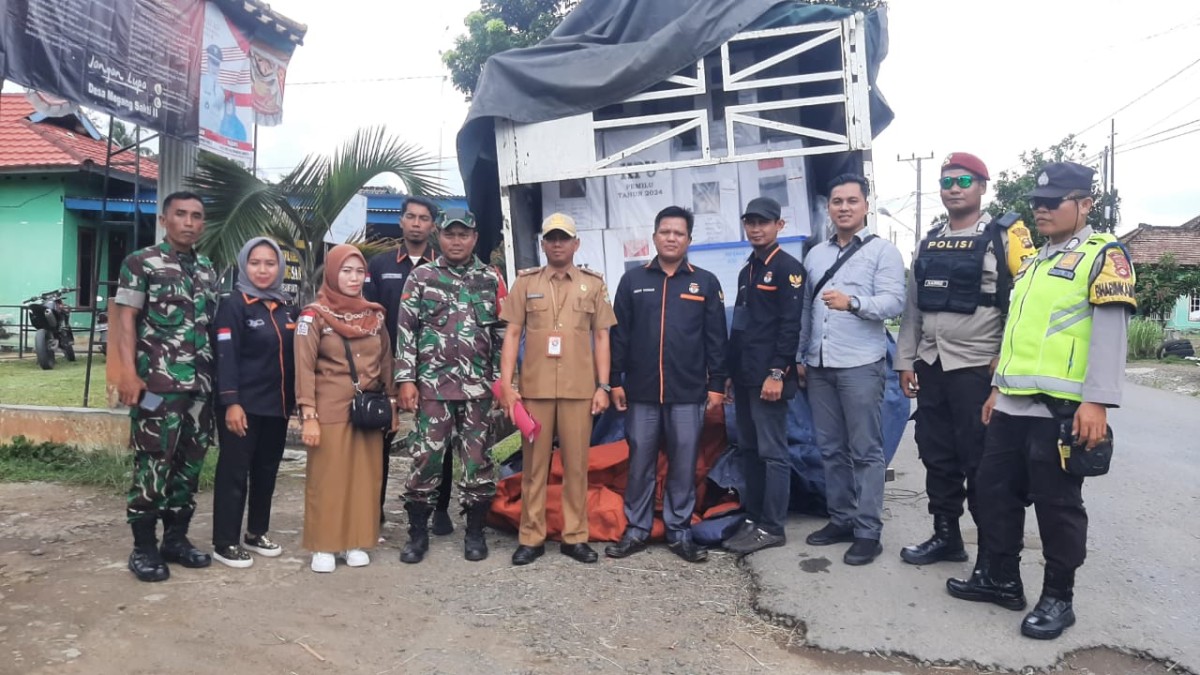 Pastikan aman Sertu Bambang dan Babinkamtibnas menerima logistik pemilu di wilayah binaan.