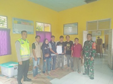 Babinsa Koramil 406-02/Rawas Ilir melaksanakan pengamanan pendistribusian logistik pemilu 2024 Didesa binaan.