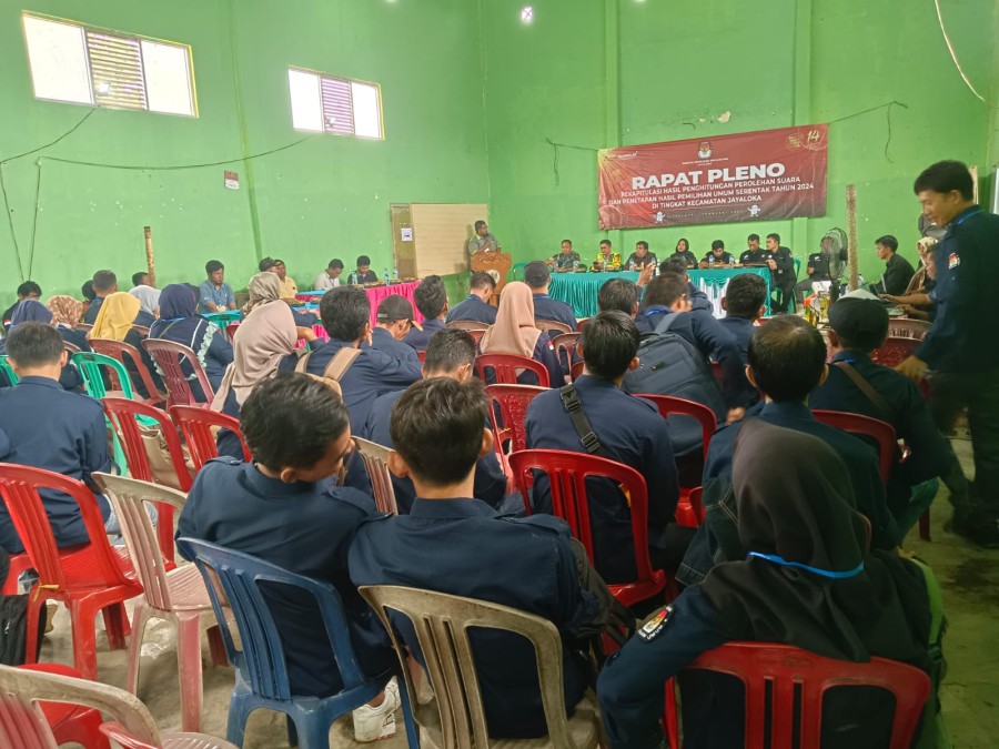 Danramil 406-07/Jayaloka Lettu inf Hendri calaus hadiri Rapat Pleno terbuka Rekapitulasi hasil Pemilu 2024 di tingkat Kecamatan.