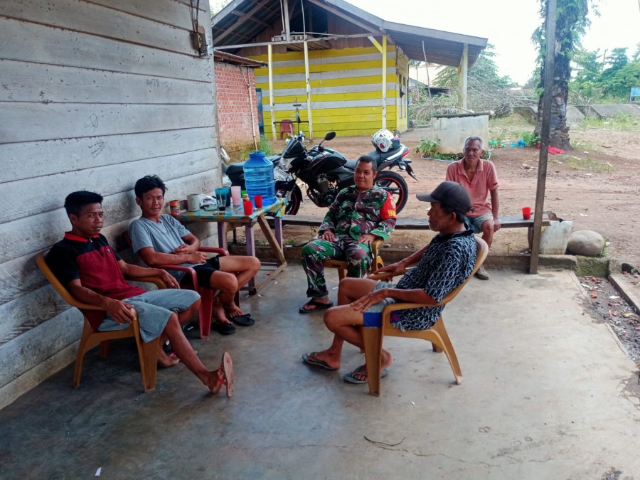 Ciptakan Situasi Diwilayah Tetap Aman dan Kondusif Babinsa Komsos Bersama Warga