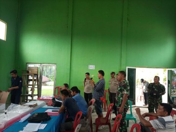 Danramil 406-07/Jayaloka Lettu inf Hendri calaus hadirin Rapat Pleno Terbuka Rekapitulasi Hasil Penghitungan Perolehan Suara Tingkat Kecamatan.