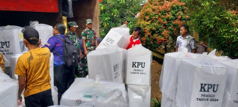 Pastikan aman sampai tujuan Serda Yuda Ade Hermawan berikan pengawalan pendistribusian kotak suara menuju kantor KPU kabupaten.