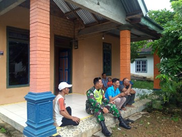 Babinsa Koramil 406-06/Tugumulyo Serda Joko Melaksanakan Komsos Bersama Warga Diwilayah Binaan.