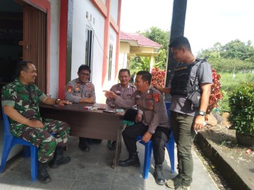 Keakraban Antara Babinsa Koramil 406-05/Muara Kelingi Dan Bhabinkamtibmas Saat Pengamanan Rapat Pleno