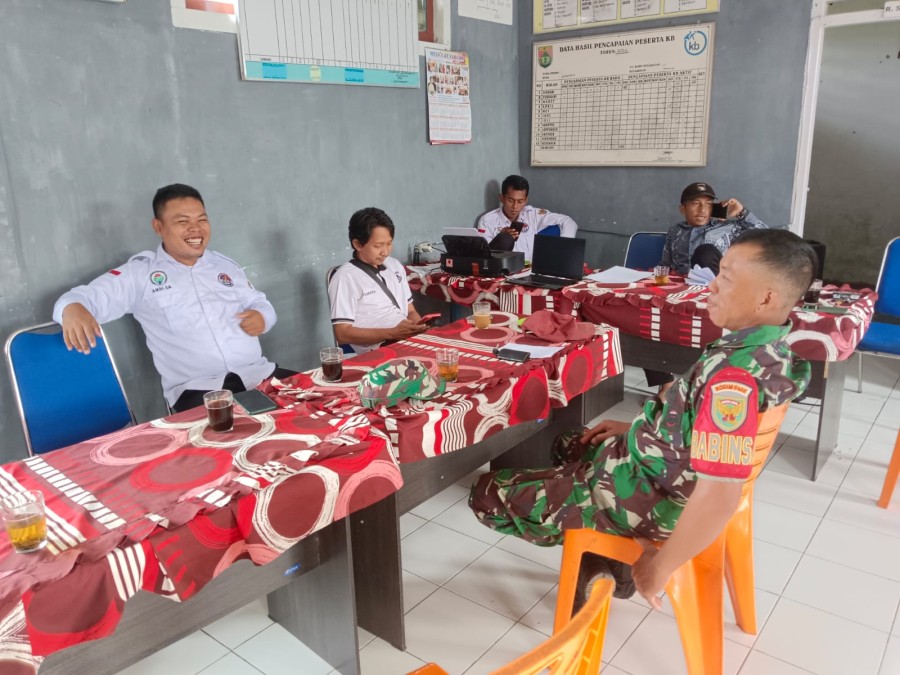 Serda Yuda Ade Hermawan Komsos Dengan Perangkat Desa Bahas Tentang Keamanan Dan ketertiban di wilayah desa binaan.