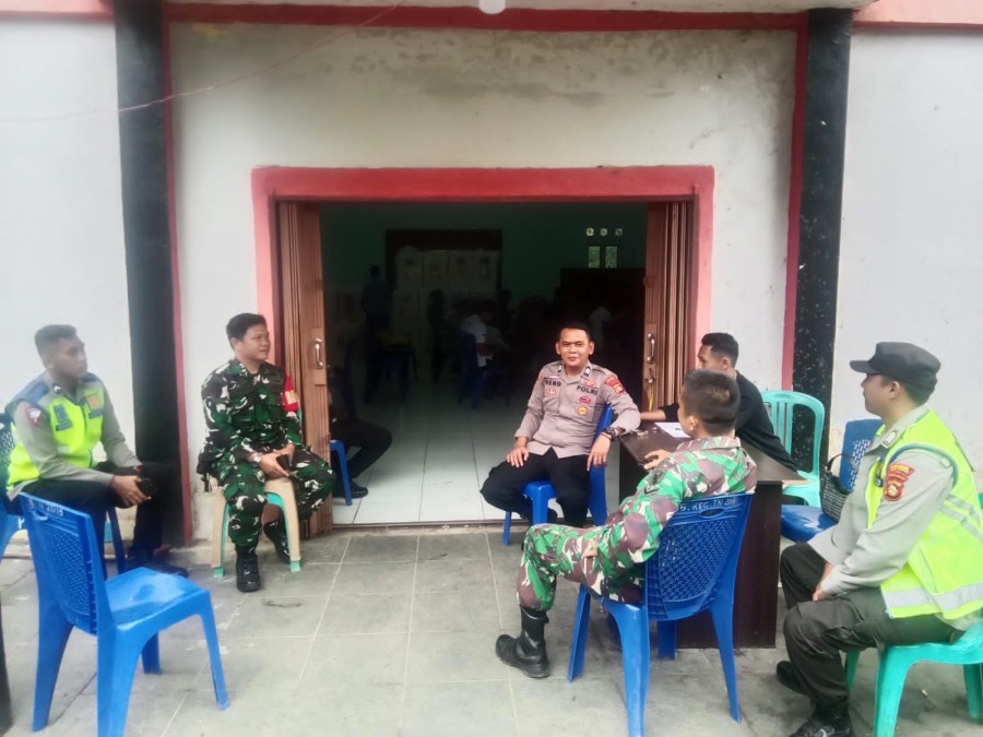 TNI dan Polri Terus Bersinergi Berikan Pengamanan Rapat Pleno di PPK