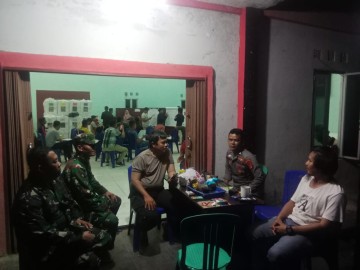 Tingkatkan Sinergitas Dalam Pelaksanaan Pengamanan, Babinsa Jalin Komunikasi Sosial Bersama Anggota Polsek