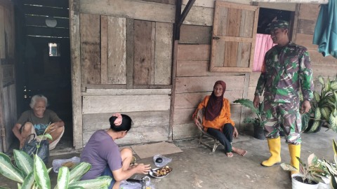 Komsos Dengan Warga, Serda Dimas Prayogo Rutin Pantau Wilayah Binaan