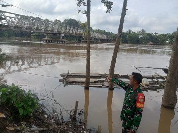 ANTISIPASI BANJIR,BABINSA KORAMIL 406-04/MUARA LAKITAN CEK DEBIT AIR SUNGAI DI WILAYAH BINAAN.