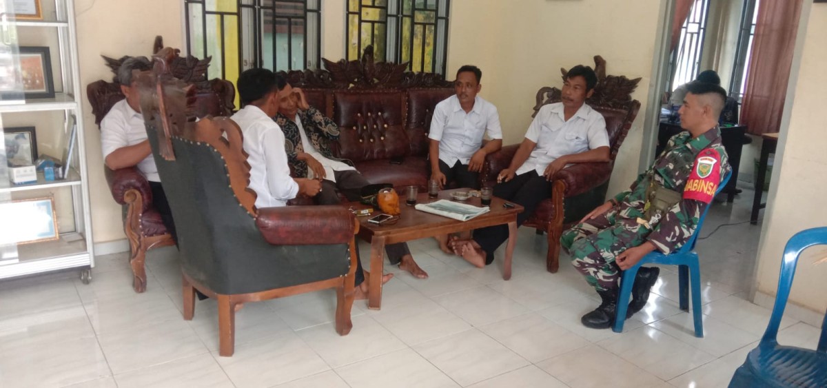 Babinsa Koramil 406-06/Tugumulyo Koptu Sujarwo Melaksanakan Komsos Bersama Warga Diwilayah Binaan.