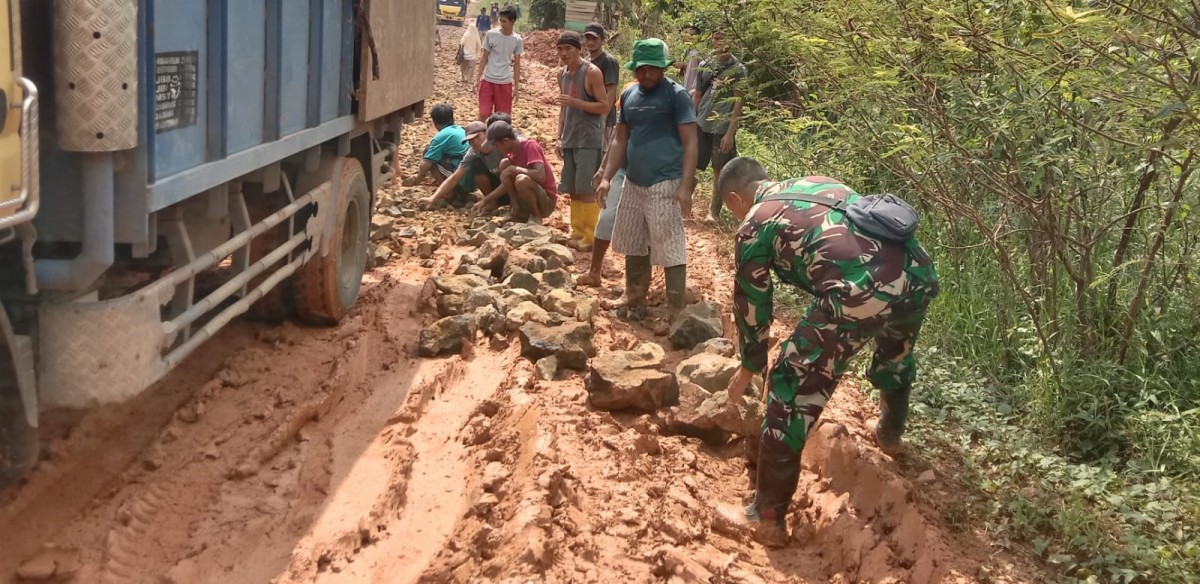 Serda Joni Babinsa Koramil 406-04/Muara Lakitan dan Masyarakat Bekerja Sama Gotong-royong Perbaiki akses jalan yang rusak