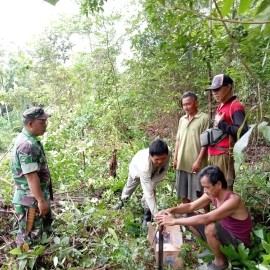 Sertu amron musalisa sambangi masyarakat yg sedang membuka lahan pertanian