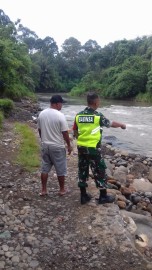 Babinsa Koramil 406-08/Lubuklinggau Serda gunawan melaksanakan pemantauan aliran sungai yang sering meluap didesa binaan.