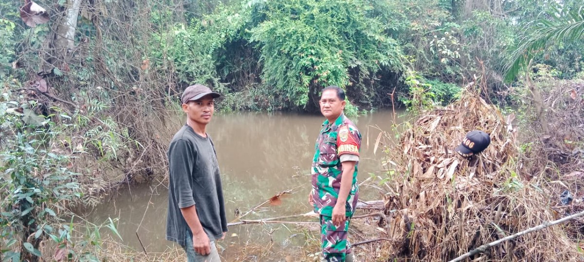 Babinsa Koramil 406-07/jayaloka sertu Amron monitoring wilayah baik gulbencal dan keamanan wilayah pasca pemilu