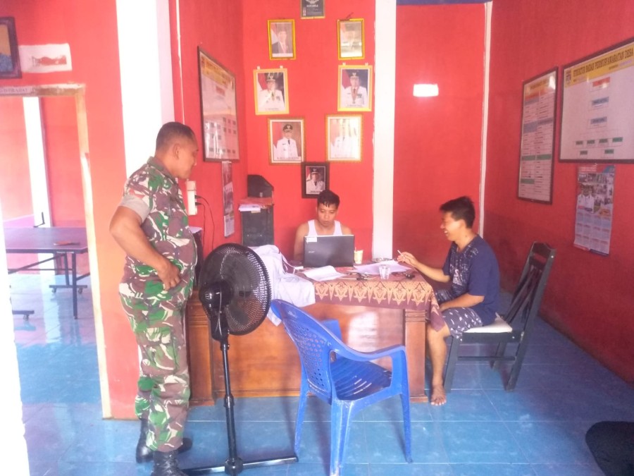 Babinsa Koramil 406-01/Rawas ulu koptu Ali kusno komsos bersama warga binaan.