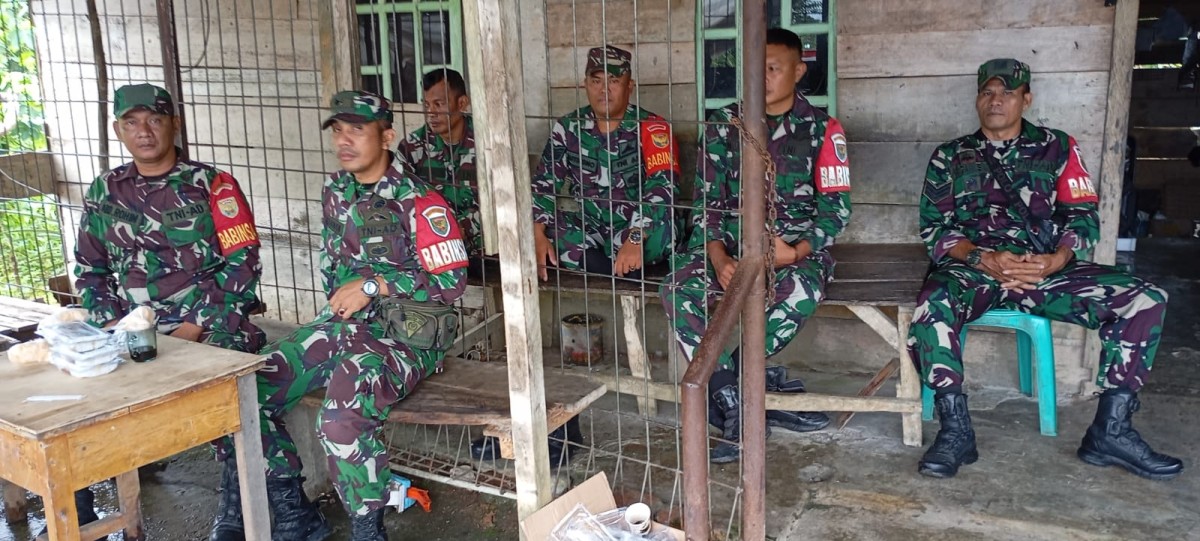 Babinsa Koramil 406-05/Muara Kelingi Tetap Siaga Dalam Pengamanan Rapat Pleno di KPU