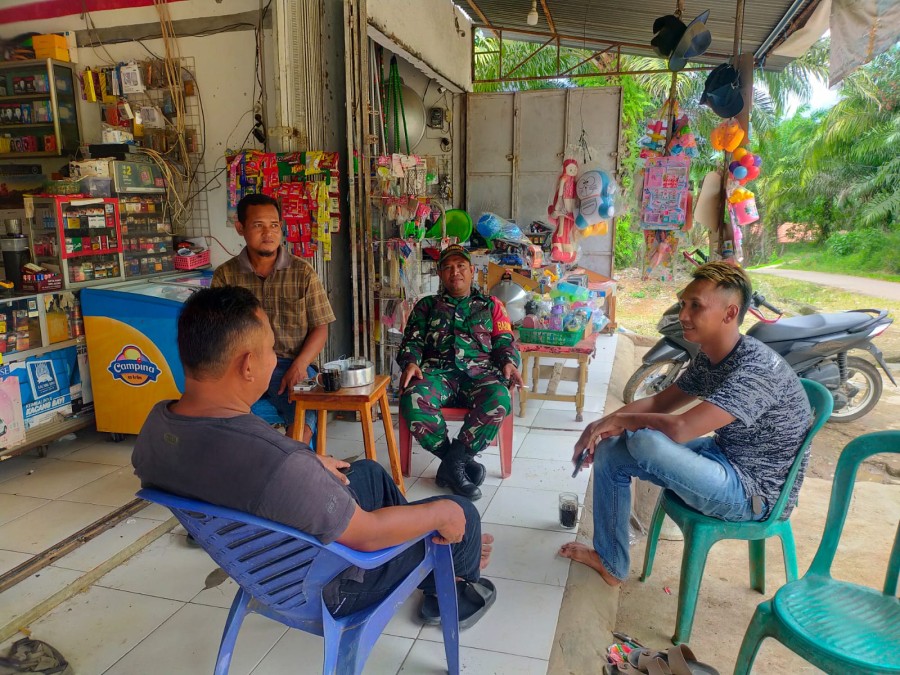 Babinsa Koramil 406-06/ Tugumulyo Serma M.Suhandi Melaksanakan Komsos Diwilayah binaan.