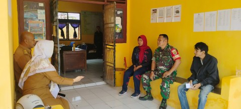 Babinsa Koramil 406-08/Lubuklinggau sertu afrizal komsos bersama warga binaan.