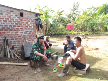 Sertu Wahyu Nugroho sambangi masyarakat desa binaan guna tingkatkan kerjasama di wilayah