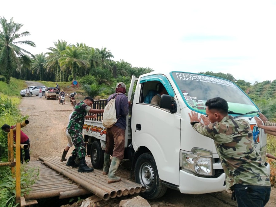 Implementasi Sapta Marga, Babinsa Kodim 0406/Lubuk Linggau Bantu Warga Yang Kesulitan