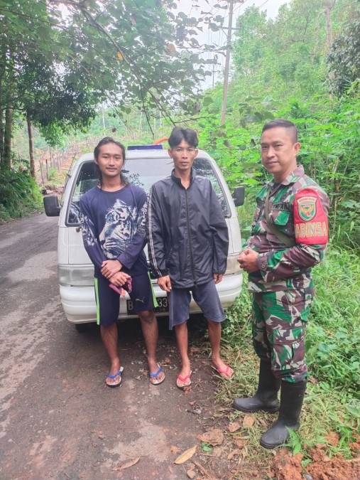 Babinsa Koramil 406-06/ Tugumulyo Serda Supriyadi Melaksanakan Komsos Diwilayah binaan.