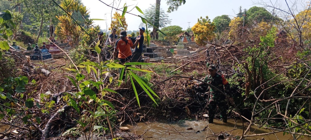 Gerak Cepat Babinsa Koramil 406-06/Tugumulyo Sertu Marufi Melaksanakan Gotong royong Di wilayah Binaan.