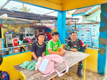 Monitoring Tempat Wisata Kolam Renang Babinsa Koramil 406-08/kota Lubuklinggau Berikan Himbauan keamanan dan kebersihan lingkungan