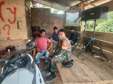 Melalui Komsos, Babinsa Koramil 406-02/Rawas ulu Serda Irfan Berikan Arahan Dan Motivasi Kepada Remaja di wilayah binaan