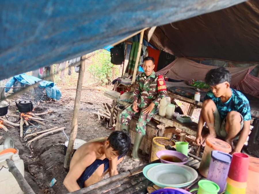 Wujud Kepedulian TNI, Babinsa Kodim 0406/Lubuk Linggau Sambangi Para Pekerja Perkebunan