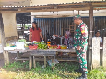 Babinsa Koramil 406-02/Rawas ilir Serma endang melaksanakan pengecekan harga sembako menjelang bulan ramadhan di wilayah binaan.