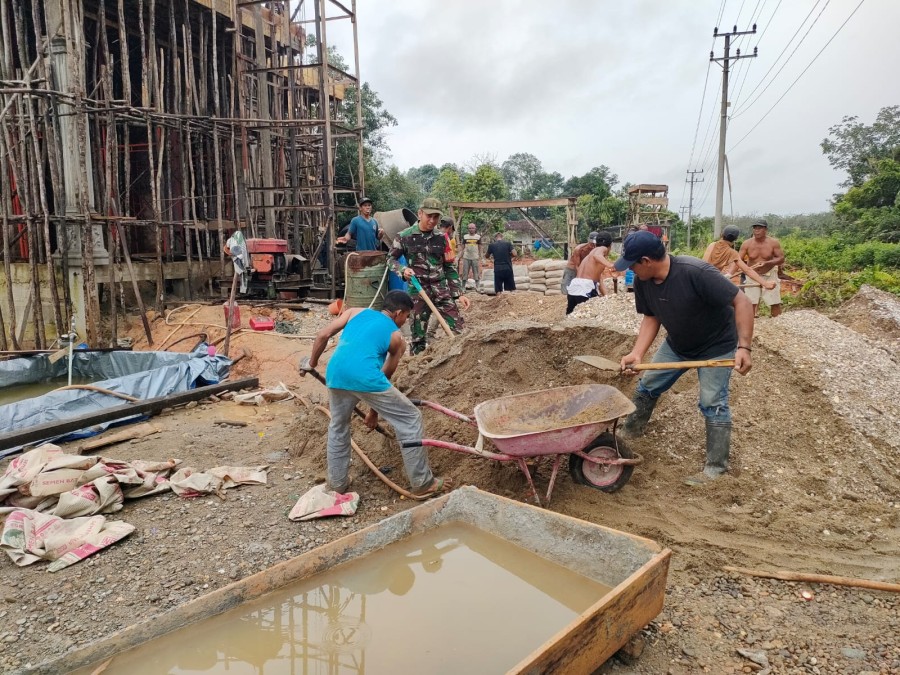 Babinsa Koramil 406-01/Rawas ulu Serda Amrullah rahim melaksanakan kegiatan gotong royong didesa binaan.