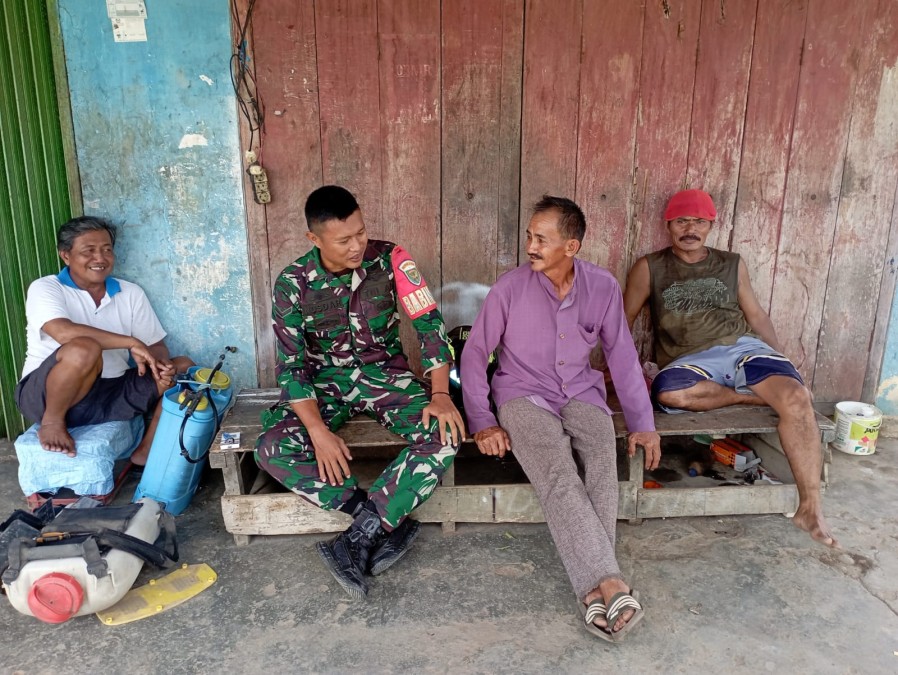 Babinsa Koramil 406-06/ Tugumulyo Serda Nusdar Melaksanakan Komsos Diwilayah binaan.