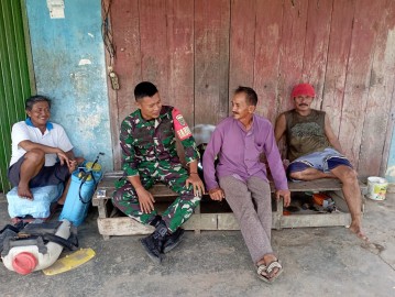 Babinsa Koramil 406-06/ Tugumulyo Serda Nusdar Melaksanakan Komsos Diwilayah binaan.