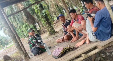 Menjelang Memasuki Bulan suci Ramadhan, Serda Joni Komsos dengan masyarakat Desa bomulih 2